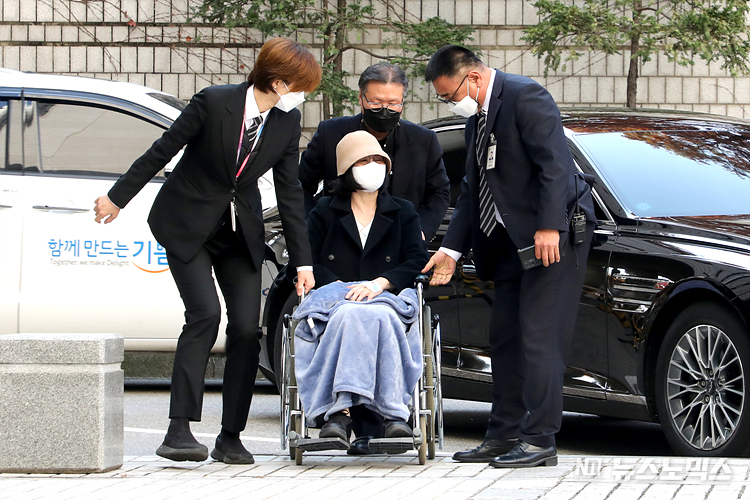 정경심 전 동양대 교수가 18일 오후 서울 서초구 서울중앙지법에서 열린 자녀 입시비리와 관련한 '위계공무집행방해 등 혐의' 공판에 출석하기 위해 휠체어를 타고 법원에 출석하고 있다. ⓒ정의철 기자