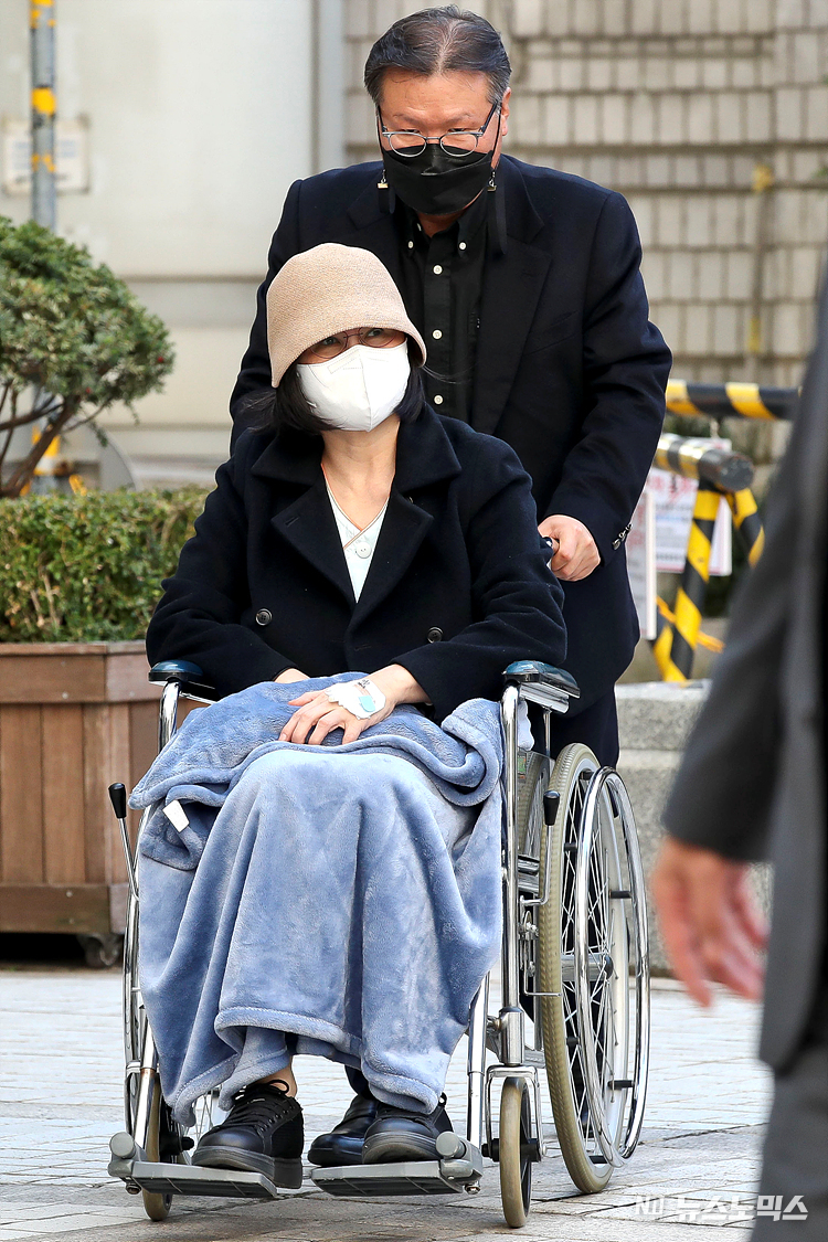 정경심 전 동양대 교수가 18일 오후 서울 서초구 서울중앙지법에서 열린 자녀 입시비리와 관련한 '위계공무집행방해 등 혐의' 공판에 출석하기 위해 휠체어를 타고 법원에 출석하고 있다. ⓒ정의철 기자