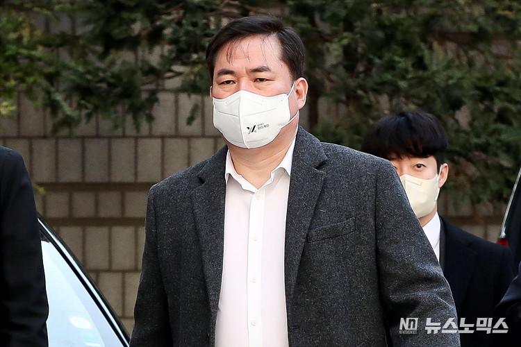 유동규 전 성남도시개발공사 본부장이 18일 오후 서울 서초구 서울중앙지방법원에서 열린 대장동 개발 사업 로비·특혜 의혹 공판에 출석하고 있다. ⓒ정의철 기자
