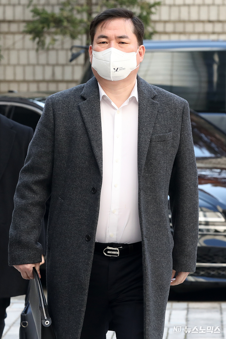 유동규 전 성남도시개발공사 본부장이 18일 오후 서울 서초구 서울중앙지방법원에서 열린 대장동 개발 사업 로비·특혜 의혹 공판에 출석하고 있다. ⓒ정의철 기자
