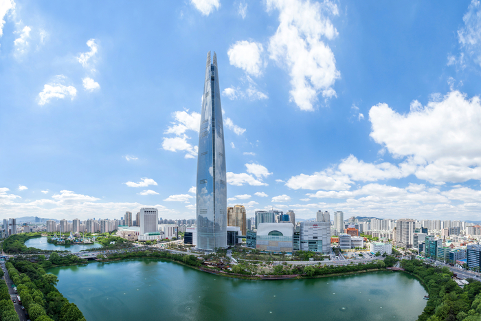 서울 잠실의 롯데월드타워 전경. (사진=롯데지주)