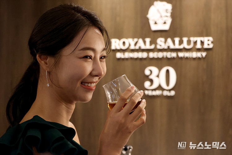 24일 강남구 프라이빗 멤버십 클럽 '메종 르 서클'에서 로얄살루트의 새로운 하이엔드 컬렉션 '로얄살루트 30년 - Key to Kingdom'과 '로얄살루트 30년 스페셜 리추얼 키트(Key to Ritual)'를 선보이고 있다. ⓒ정의철 기자