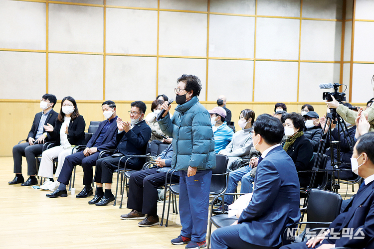25일 파주 출판단지 지지향에서 진행된 더불어민주당 경기도당(위원장·임종성)의 ‘찾아가는 당원 토크쇼’에 참석한 한 당원이 의견을 개진하고 있다../사진=더불어민주당 경기도당