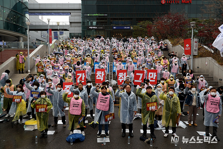 28일 서울 용산구 서울역광장에서 열린 공공운수노조 코레일네트웍스지부, 철도고객센터지부 '전국철도노조 총파업 출정식'에 참석한 노조원들이 구호를 외치고 있다. ⓒ정의철 기자