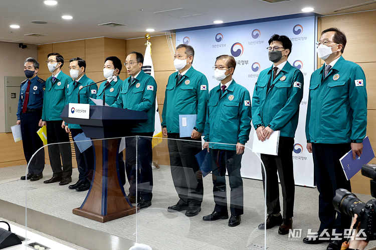 추경호 경제부총리 겸 기획재정부 장과, 이상민 행안부 장관, 원희룡 국토부 장관 등 정부 관계부처장들이 29일 서울 종로구 정부서울청사 브리핑룸에서 화물여대 파업과 관련해 조속한 철회와 업무개시명령 등을 포함한 정부 대응 방안을 브리핑하고 있다. 왼쪽부터 윤희근 경찰청장, 방문규 국무조정실장, 이창양 산업통상자원부 장관, 원희룡 국토교통부 장관, 추 부총리, 이상민 행정안전부 장관, 이정식 고용노동부 장관, 한동훈 법무부 장관, 조승환 해양수산부 장관. ⓒ정의철 기자