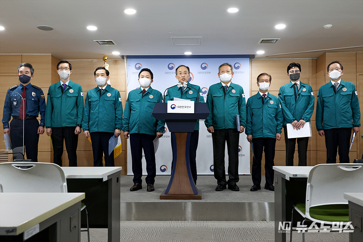 추경호 경제부총리 겸 기획재정부 장과, 이상민 행안부 장관, 원희룡 국토부 장관 등 정부 관계부처장들이 29일 서울 종로구 정부서울청사 브리핑룸에서 화물여대 파업과 관련해 조속한 철회와 업무개시명령 등을 포함한 정부 대응 방안을 브리핑하고 있다. 왼쪽부터 윤희근 경찰청장, 방문규 국무조정실장, 이창양 산업통상자원부 장관, 원희룡 국토교통부 장관, 추 부총리, 이상민 행정안전부 장관, 이정식 고용노동부 장관, 한동훈 법무부 장관, 조승환 해양수산부 장관. ⓒ정의철 기자
