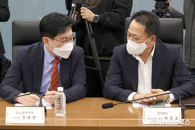 29일 서울 중구 대한상공회의소에서 열린 미국의 IRA(Internet Research Agency. 인플레이션 감축법) 대응 민관 합동 간담회에 참석한 정대헌 포스코케미칼 부사장(왼쪽)과 최윤호 삼성SDI 사장이 대화하고 있다. ⓒ정의철 기자