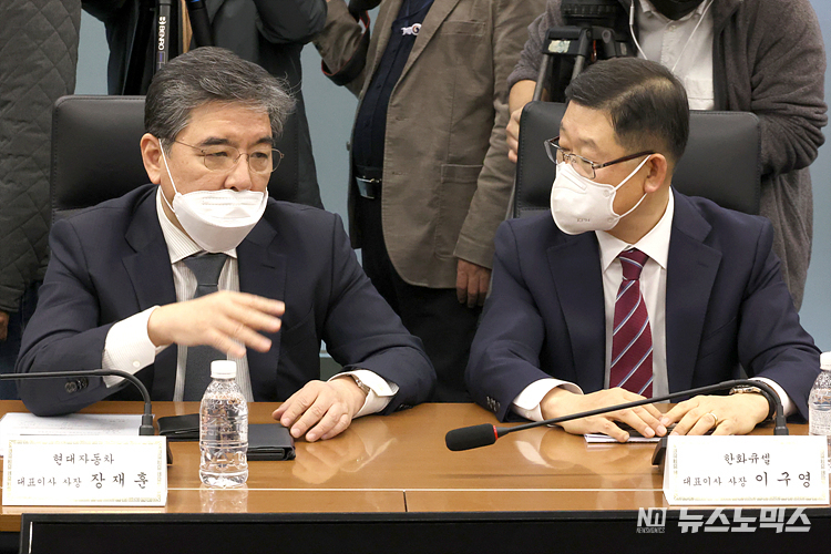29일 서울 중구 대한상공회의소에서 열린 미국의 IRA(Internet Research Agency. 인플레이션 감축법) 대응 민관 합동 간담회에 참석한 장재훈 현대자동차 사장(왼쪽)과 이구영 한화큐셀 사장이 대화하고 있다. ⓒ정의철 기자