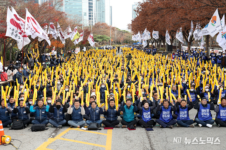 29일 서울 여의도 국회 인근에서 열린 '국회 입법투쟁 승리! 공무원·교원 총궐기대회'에 참석한 공무원과 교원들이 구호를 외치고 있다. ⓒ정의철 기자