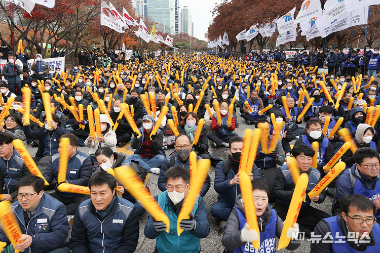29일 서울 여의도 국회 인근에서 열린 '국회 입법투쟁 승리! 공무원·교원 총궐기대회'에 참석한 공무원과 교원들이 구호를 외치고 있다. ⓒ정의철 기자