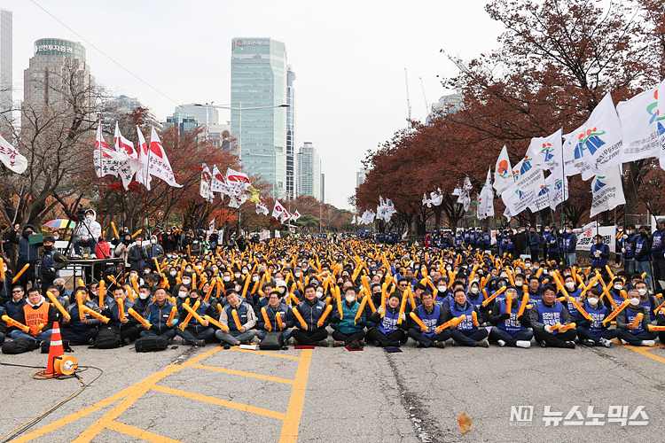 29일 서울 여의도 국회 인근에서 열린 '국회 입법투쟁 승리! 공무원·교원 총궐기대회'에 참석한 공무원과 교원들이 구호를 외치고 있다. ⓒ정의철 기자