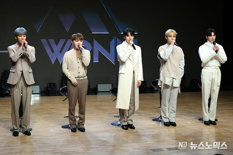 보컬그룹 위앤유(WeNU)가 30일 서울 강남구 일지아트홀에서 진행된 첫 번째 싱글 ‘하루하루’ 발매기념 쇼케이스를 하고 있다. 왼쪽부터 박찬효, 정이든, 한선우, 윤희찬, 지성환. ⓒ정의철 기자