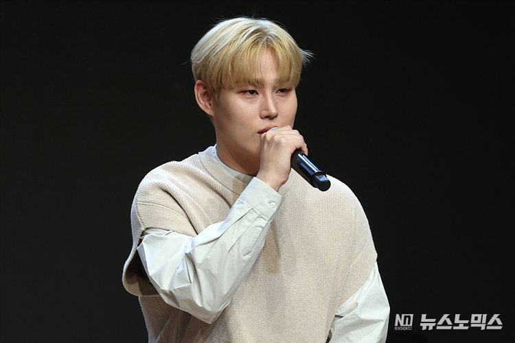 보컬그룹 위앤유(WeNU)의 윤희찬이 30일 서울 강남구 일지아트홀에서 진행된 첫 번째 싱글 ‘하루하루’ 발매기념 쇼케이스에서 취재진의 질문에 답변하고 있다. ⓒ정의철 기자