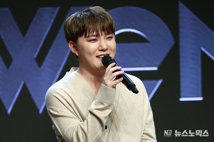 보컬그룹 위앤유(WeNU)의 정이든이 30일 서울 강남구 일지아트홀에서 진행된 첫 번째 싱글 ‘하루하루’ 발매기념 쇼케이스에서 취재진의 질문에 답변하고 있다. ⓒ정의철 기자