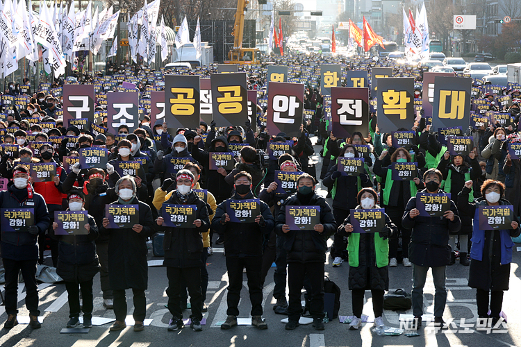 민주노총 공공운수노조가 1일 서울 용산구 삼각지역 인근에서 '공공운수노조 공동파업-총력투쟁 결의대회'를 열고 구호를 외치고 있다. ⓒ정의철 기자
