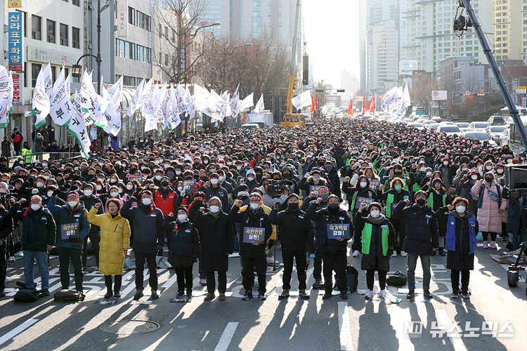 민주노총 공공운수노조가 1일 서울 용산구 삼각지역 인근에서 '공공운수노조 공동파업-총력투쟁 결의대회'를 열고 구호를 외치고 있다. ⓒ정의철 기자