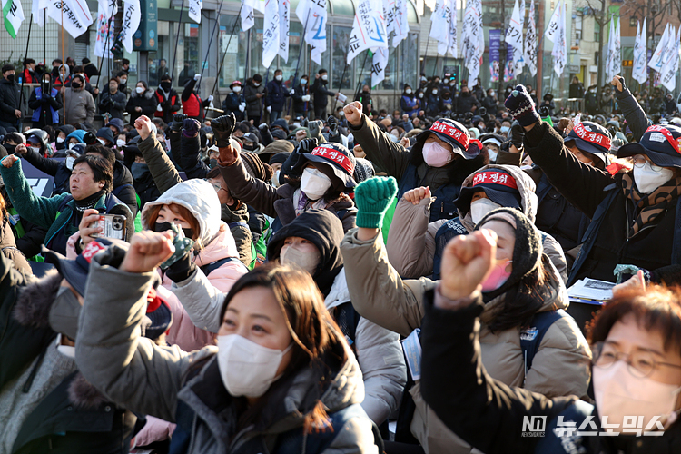 1일 서울 용산구 삼각지역 인근에서 열린 '공공운수노조 공동파업-총력투쟁 결의대회'에 참가한 노조원들이 구호를 외치고 있다. ⓒ정의철 기자