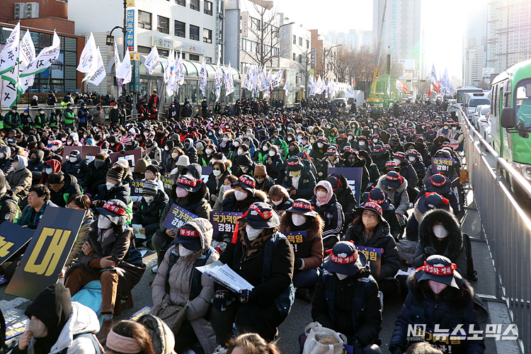 민주노총 공공운수노조가 1일 서울 용산구 삼각지역 인근에서 '공공운수노조 공동파업-총력투쟁 결의대회'를 하고 있다. ⓒ정의철 기자