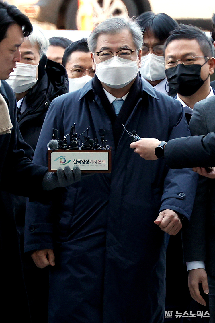 '서해 피격' 사건의 첩보 내용 삭제 지시 의혹을 받고 있는 서훈 전 국가안보실장이 2일 서울 서초구 서울중앙지법에 구속 전 피의자 심문(영장실질심사)에 출석하고 있다. ⓒ정의철 기자