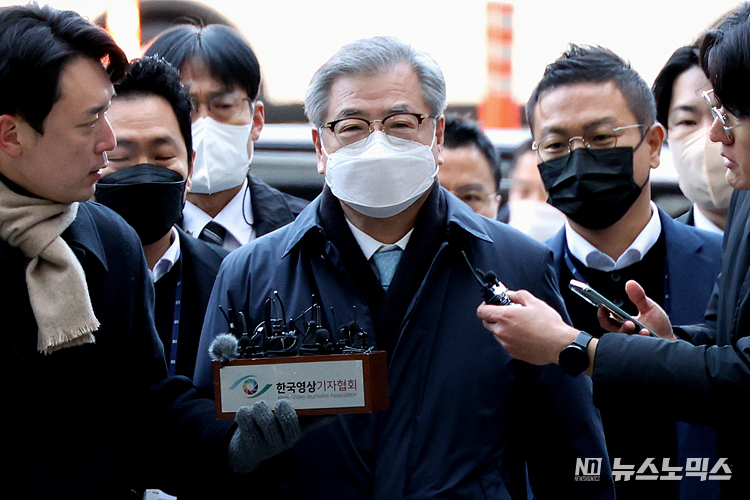 '서해 피격' 사건의 첩보 내용 삭제 지시 의혹을 받고 있는 서훈 전 국가안보실장이 2일 서울 서초구 서울중앙지법에 구속 전 피의자 심문(영장실질심사)에 출석하고 있다. ⓒ정의철 기자