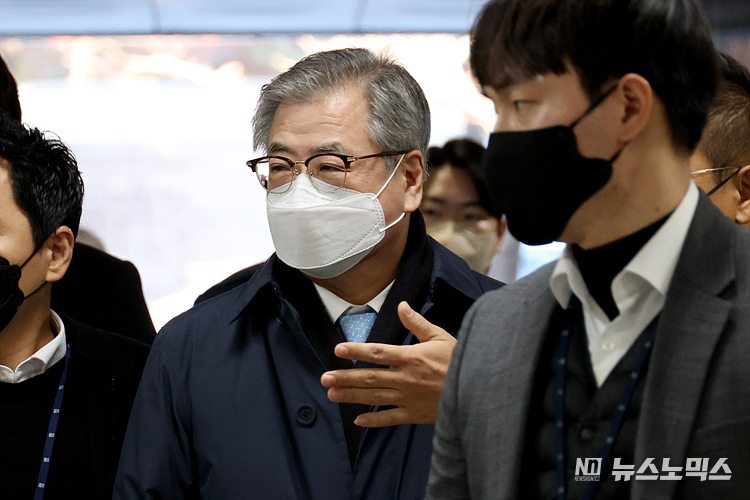 '서해 피격' 사건의 첩보 내용 삭제 지시 의혹을 받고 있는 서훈 전 국가안보실장이 2일 서울 서초구 서울중앙지법에 구속 전 피의자 심문(영장실질심사)에 출석하고 있다. ⓒ정의철 기자