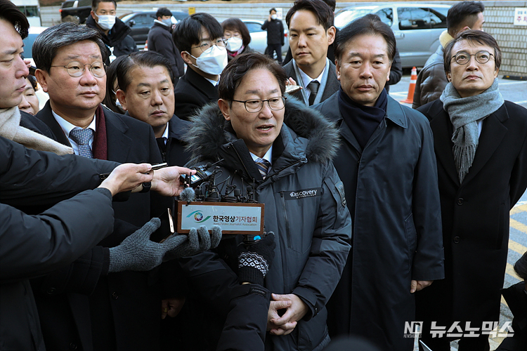 더불어민주당 박범계 의원 등 소속 의원들이 2일 서울 서초구 서울중앙지법에서 구속 전 피의자 심문(영장실질심사)에 출석한 서훈 전 국가안보실장과 관련해 윤석열 정권을 비판하고 있다. ⓒ정의철 기자