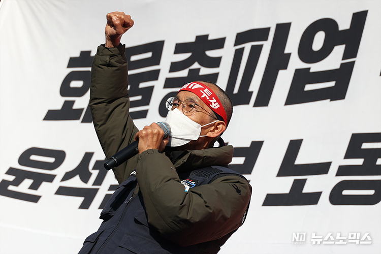이봉주 공공운수노조 화물연대본부 위원장이 일 경기 의왕시 의왕내륙컨테이너기지(ICD) 앞에서 열린 '전국동시다발 총파업·총력투쟁대회'에 투쟁 발언을 하고 있다. ⓒ정의철 기자
