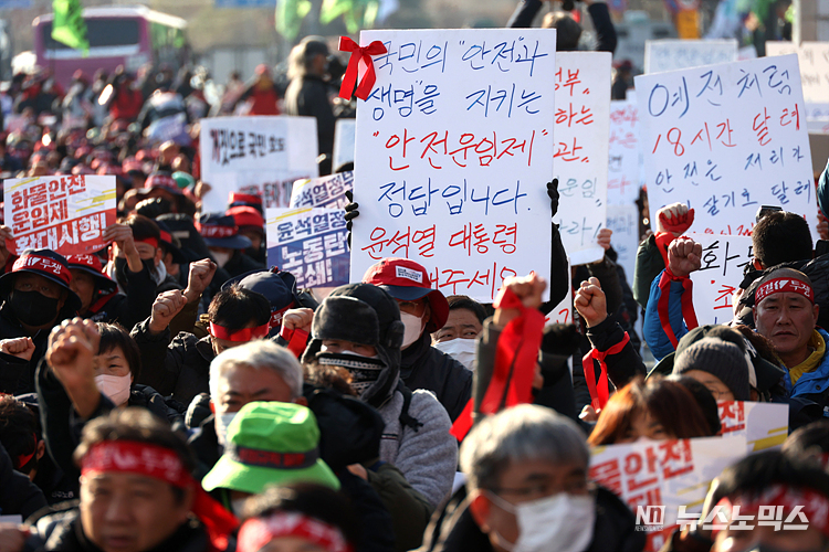 6일 경기 의왕시 의왕내륙컨테이너기지(ICD) 앞에서 열린 화물연대 '전국동시다발 총파업·총력투쟁대회'에 참석한 조합원들이 피켓을 들고 구호를 외치고 있다. ⓒ정의철 기자