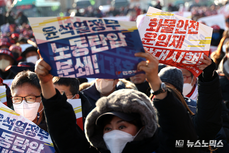 6일 경기 의왕시 의왕내륙컨테이너기지(ICD) 앞에서 열린 화물연대 '전국동시다발 총파업·총력투쟁대회'에 참석한 조합원들이 피켓을 들고 구호를 외치고 있다. ⓒ정의철 기자
