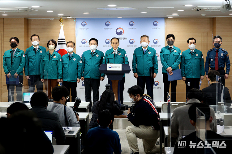 추경호 경제부총리 겸 기획재정부 장관이 8일 서울 종로구 정부서울청사에서 화물연대 운송거부 관련 관계부처 합동브리핑을 하고 있다. ⓒ정의철 기자