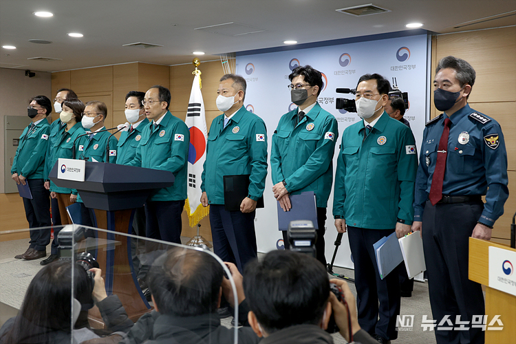추경호 경제부총리 겸 기획재정부 장관이 8일 서울 종로구 정부서울청사에서 화물연대 운송거부 관련 관계부처 합동브리핑을 하고 있다. ⓒ정의철 기자