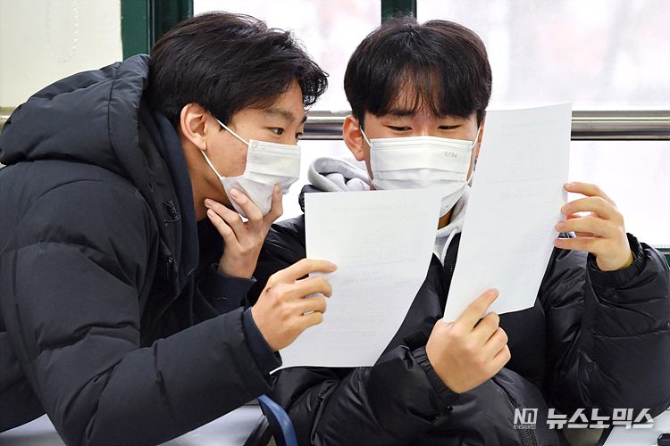 9일 서울 종로구 경복고등학교에서 학생들이 2023학년도 대학수학능력시험 성적통지표를 받아 점수를 확인하고 있다. ⓒ정의철 기자/POOL