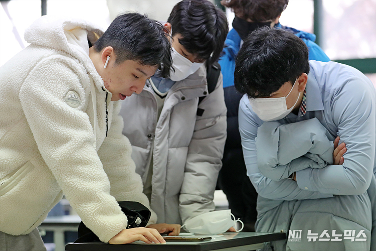 9일 서울 종로구 경복고등학교에서 학생들이 2023학년도 대학수학능력시험 성적통지표를 받아 점수를 확인하고 있다. ⓒ정의철 기자/POOL