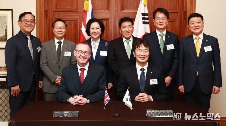 지난 8일 서울 정동 주한영국대사관에서 고도화된 기후리스크 관리 모형인 ‘프론티어 -1.5D’ 개발을 위한 업무협약식에 참석한 콜린 크룩스(Colin Crooks) 주한영국대사(맨 앞줄)과 이복현 금융감독원장, 권희백 한화투자증권 대표이사(뒷줄 왼쪽), 남이현 한화솔루션 대표이사, 김은미 이화여자대학교 총장, 함영주 하나금융그룹 회장, 손병환 NH농협금융지주 회장, 편정범 교보생명 대표이사 등이 기념촬영을 했다./사진=하나금융그룹