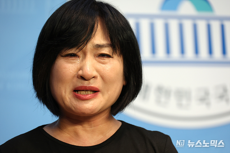 13일 서울 국회 소통관에서 열린 이태원참사 시민대책회의와 유가족협의회의 10.29 이태원 참사에 대한 충실하고 성역 없는 국정조사와 철저한 진상규명을 촉구하는 공동기자회견에서 고 이지한 씨의 어머니인 조미은 씨가 눈물을 흘리며 발언하고 있다. ⓒ정의철 기자