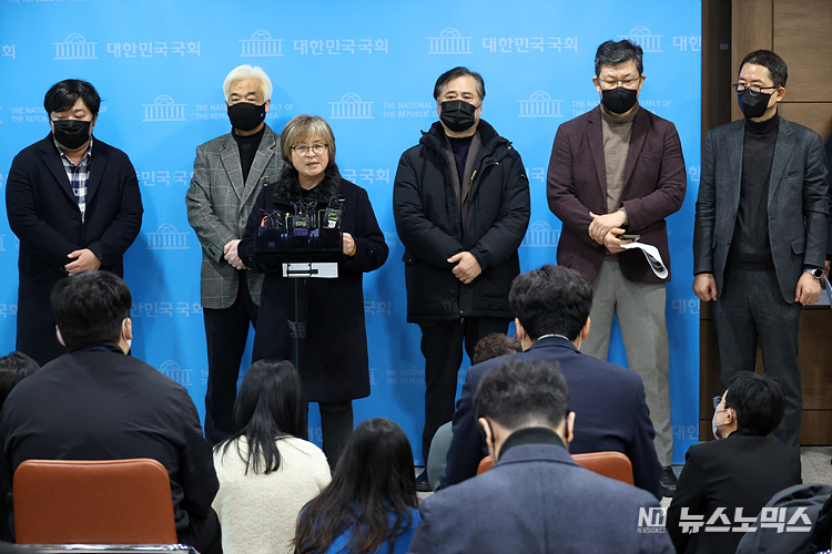 13일 서울 국회 소통관에서 열린 이태원참사 시민대책회의와 유가족협의회의 10.29 이태원 참사에 대한 충실하고 성역 없는 국정조사와 철저한 진상규명을 촉구하는 공동기자회견에서 대표자들이 취재진의 질문에 답변하고 있다. ⓒ정의철 기자