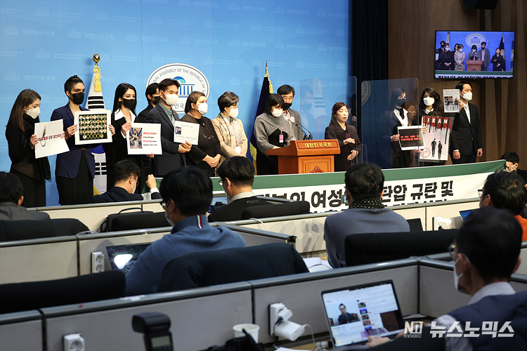 재한이란인모임이 13일 서울 국회 소통관에서 이란 정부의 여성인권 탄압 규탄 및 평화적 해결을 촉구하는 기자회견을 하고 있다. ⓒ정의철 기자
