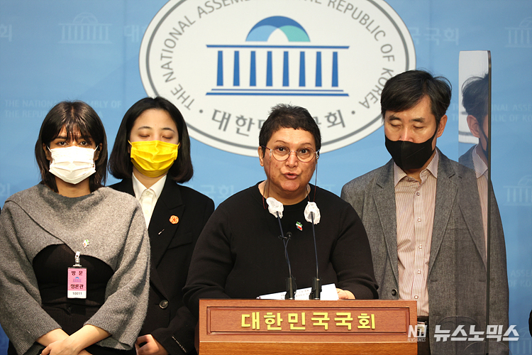 재한이란인모임이 13일 서울 국회 소통관에서 이란 정부의 여성인권 탄압 규탄 및 평화적 해결을 촉구하는 기자회견을 하고 있다. ⓒ정의철 기자