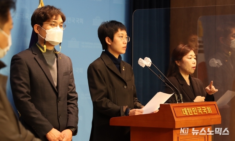 정의당 서울시당, 정의당 마포·강남·노원·양천구 지역위원회가 13일 국회에서 연 기자회견에서 장혜영 국회의원이 서울시에 마포구 쓰레기 소각장 추가 건설 계획 철회를 촉구하고 있다./사진=장혜영 국회의원실