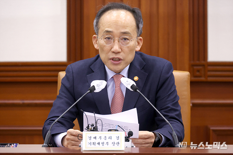추경호 경제부총리 겸 기획재정부장관이 14일 서울 종로 정부서울청사에서 열린 비상경제장관회의에 참석해 발언하고 있다. ⓒ정의철 기자