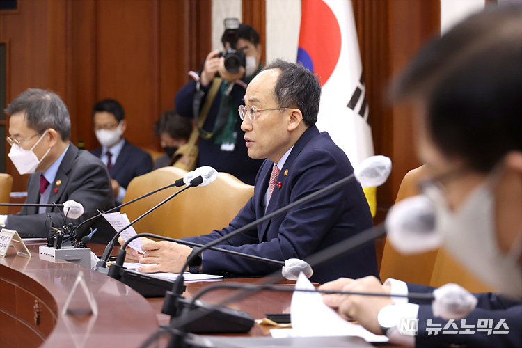 추경호 경제부총리 겸 기획재정부장관이 14일 서울 종로 정부서울청사에서 열린 비상경제장관회의에 참석해 발언하고 있다. ⓒ정의철 기자