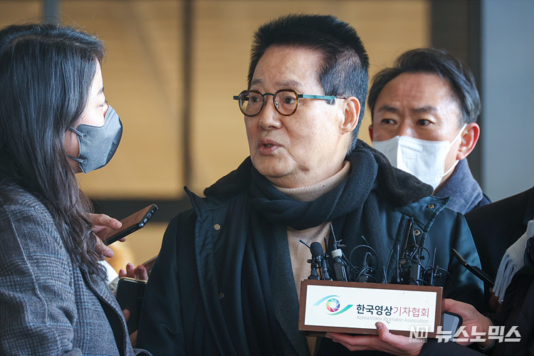 박지원 전 국가정보원장이 '서해 공무원 피격 사건' 관련 조사를 받기 위해 14일 서울 서초구 서울중앙지방검찰청에 피의자 신분으로 출석하며 취재진 질문에 답변하고 있다. ⓒ정의철 기자