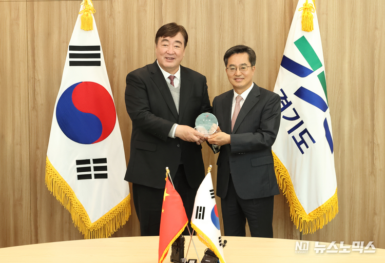 김동연 경기도지사와 싱하이밍(邢海明) 주한 중국대사가 14일 만나 반도체 등 모든 경제 분야에서 경기도-중국 간 교류 방안을 논의하고, 협력을 강화하기로 했다./사진=경기도