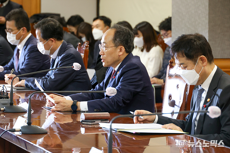 추경호 경제부총리 겸 기획재정부 장관이 15일 서울 중구 은행회관에서 열린 비상거시경제금융회의에 참석해 발언하고 있다. ⓒ정의철 기자