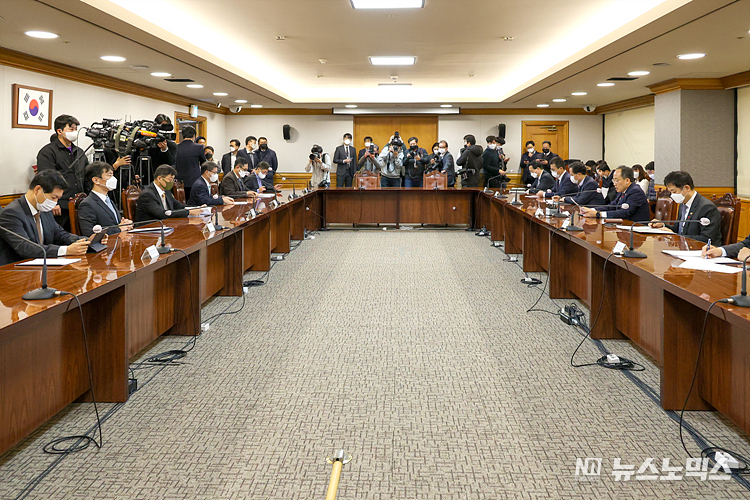 추경호 경제부총리 겸 기획재정부 장관과 금융단체장들이 15일 서울 중구 은행회관에서 열린 비상거시경제금융회의를 하고 있다. 이날 회의에는 추 부총리와 김주현 금융위원장, 이창용 한국은행 총재, 이복현 금융감독위원장 등이 참석했다. ⓒ정의철 기자