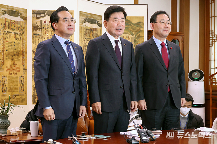김진표 국회의장(가운데)과 더불어민주당 박홍근 원내대표(왼쪽), 국민의힘 주호영 원내대표가 15일 서울 여의도 국회 의장실에서 열린 내년도 예산안 협상을 위한 국회의장 주재 여야 원내대표 회동에 참석해 기념촬영하고 있다. ⓒ정의철 기자