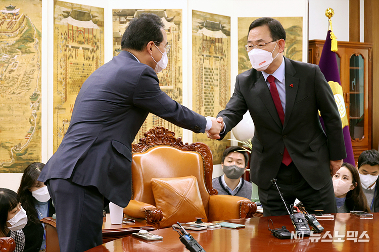 더불어민주당 박홍근 원내대표(왼쪽)와 국민의힘 주호영 원내대표가 15일 서울 여의도 국회 의장실에서 열린 내년도 예산안 협상을 위한 국회의장 주재 여야 원내대표 회동에 참석하며 악수하고 있다. ⓒ정의철 기자
