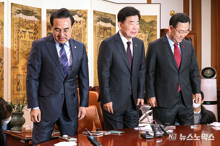 김진표 국회의장(가운데)과 더불어민주당 박홍근 원내대표(왼쪽), 국민의힘 주호영 원내대표가 15일 서울 여의도 국회 의장실에서 열린 내년도 예산안 협상을 위한 국회의장 주재 여야 원내대표 회동에 참석해 기념촬영을 마친 후 자리로 이동하고 있다. ⓒ정의철 기자