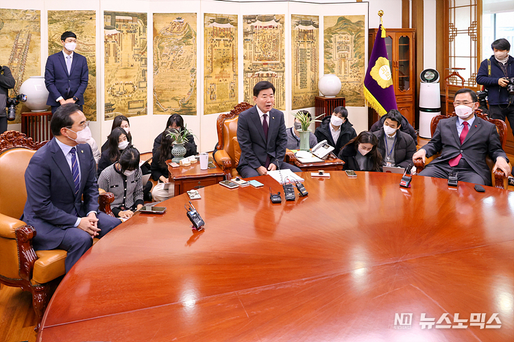 김진표 국회의장이 15일 서울 여의도 국회에서 열린 의장 주재 여야 원내대표 회동에서 내년도 예산안 관련 중재안을 제시하고 있다. 왼쪽부터 더불어민주당 박홍근 원내대표, 김 의장, 국민의힘 주호영 원내대표. ⓒ정의철 기자