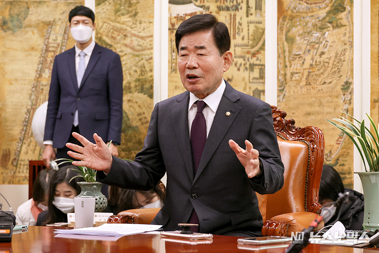 김진표 국회의장이 15일 서울 여의도 국회에서 열린 의장 주재 여야 원내대표 회동에서 내년도 예산안 관련 중재안을 제시하고 있다. ⓒ정의철 기자